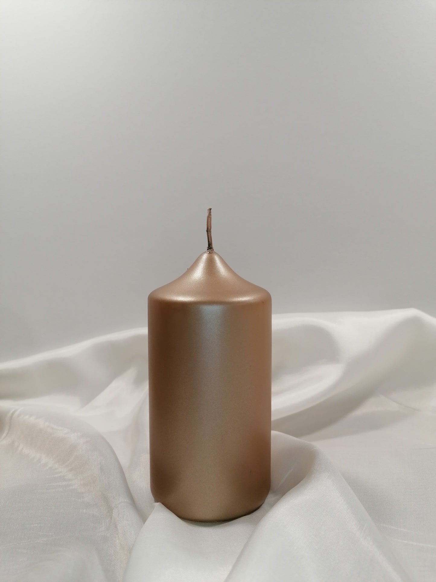 Stumpenkerze gelackt – Mandel Metallic (Ø 6 cm x H 12 cm)