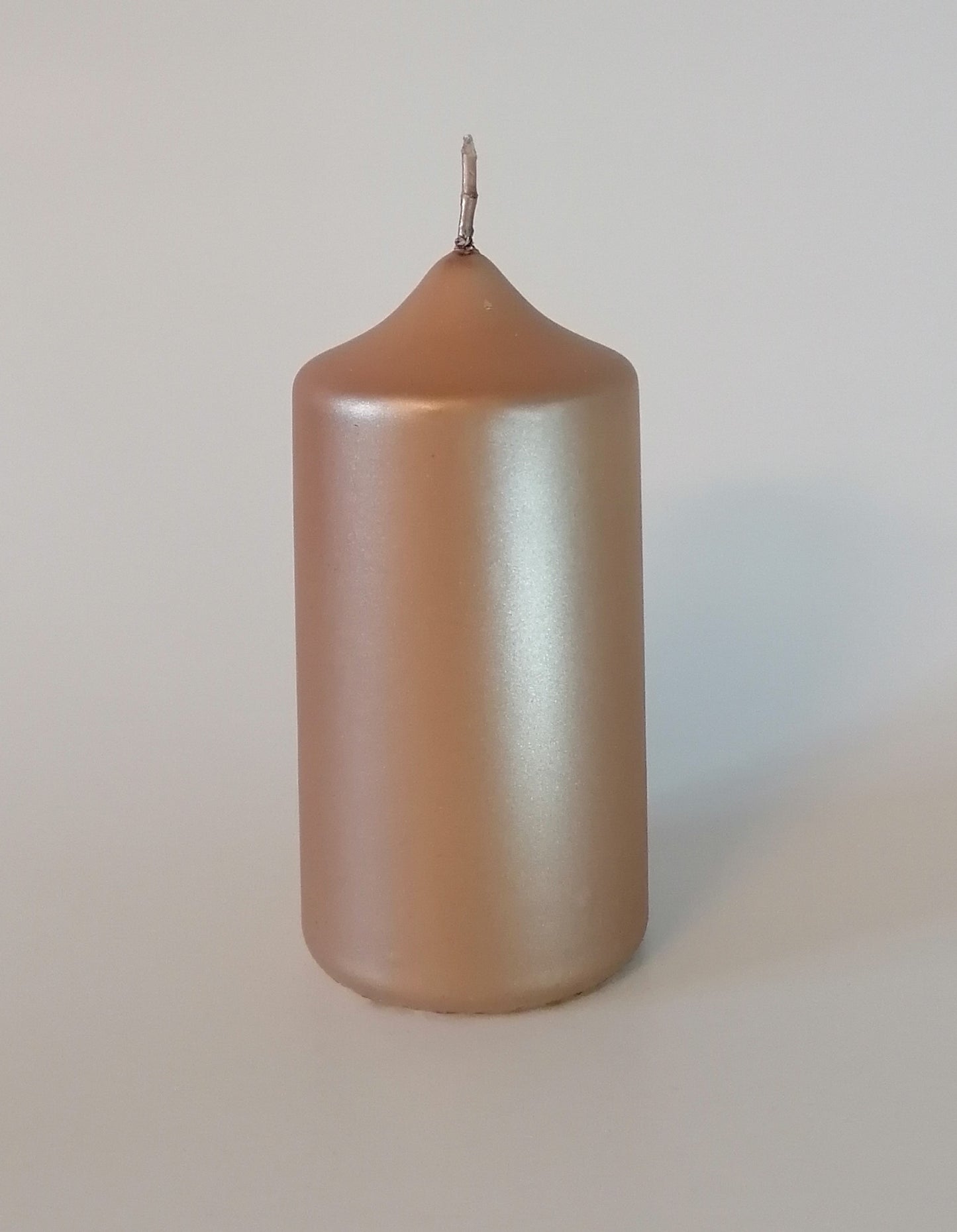 Stumpenkerze gelackt – Mandel Metallic (Ø 6 cm x H 12 cm)